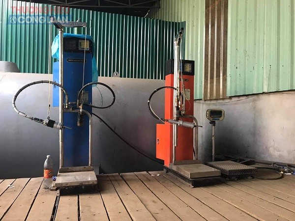 Cơ sở sang chiết gas trái phép nằm ven sông trong Cảng Lê Quốc