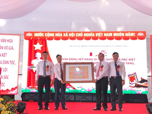 Lãnh đạo huyện Vĩnh Tường (Vĩnh Phúc) đón nhận bằng Di tích quốc gia đặc biệt đình Thổ Tang