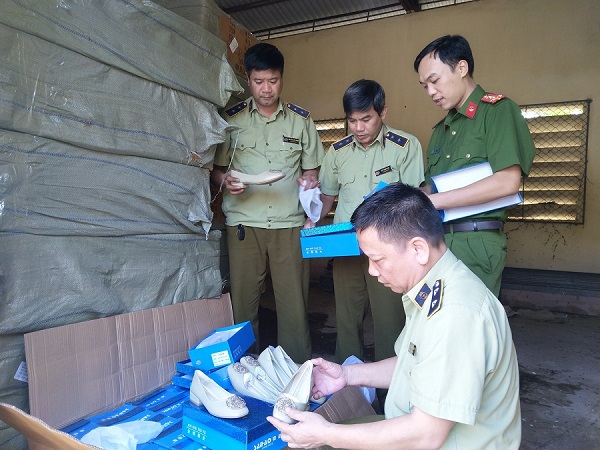 Lực lượng QLTT tỉnh Lào Cai đang kiểm đếm số giày dép nhập lậu vừa bị bắt giữ