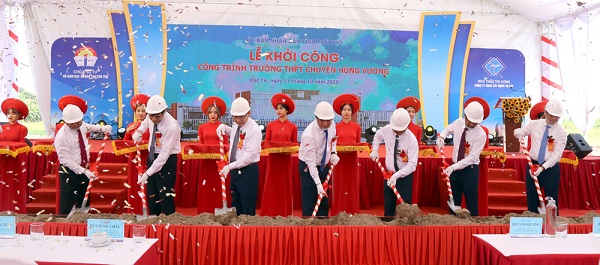 Các đồng chí lãnh đạo tỉnh thực hiện nghi lễ khởi công công trình trường THPT  Chuyên Hùng Vương.