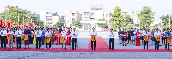 Lãnh đạo thành phố Việt Trì trao cờ lưu niệm cho các đội bóng tham gia giải.