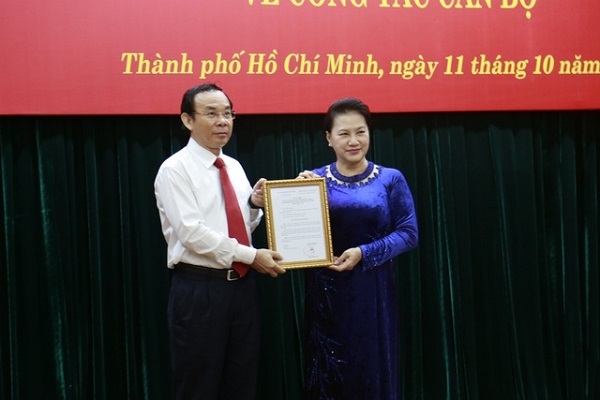 Chủ tịch Quốc hội Nguyễn Thị Kim Ngân trao quyết định của Bộ Chính trị cho ông Nguyễn Văn Nên