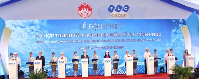 Bí thư Tỉnh ủy Hoàng Thị Thúy Lan tặng hoa chúc mừng Tập đoàn FLC. Ảnh: Khánh Linh