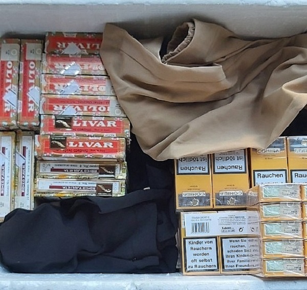 Số xì gà, thuốc lá nhập lậu bị lực lượng Hải quan cửa khẩu sân bay quốc tế Nội Bài tạm giữ
