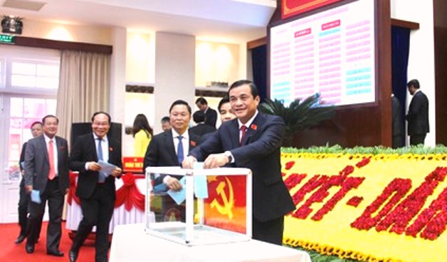 Các đại biểu bỏ phiếu bầu Ban Chấp hành Đảng bộ Tỉnh Quảng Nam khoá XXII