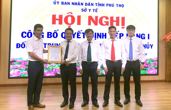 Ph&oacute; chủ tịch UBND tỉnh Hồ Đại Dũng trao Quyết định xếp hạng I đối với Trung t&acirc;m y tế huyện Thanh Thủy.