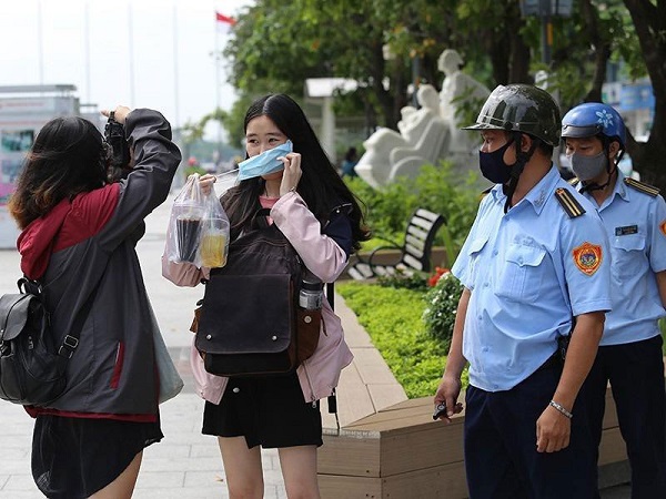 Lực lượng trật tự đô thị phường Bến Nghé (quận 1, TP.HCM) ra quân nhắc nhở, xử phạt các trường hợp không đeo khẩu trang trên phố đi bộ Nguyễn Huệ.