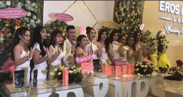 Tại buổi ra mắt ngày 13 tháng 9 vừa qua, những sản phẩm này còn được giới thiệu với công dụng như là thuốc điều trị Tại buổi ra mắt ngày 13 tháng 9 vừa qua, những sản phẩm này còn được giới thiệu với công dụng như là thuốc điều trị