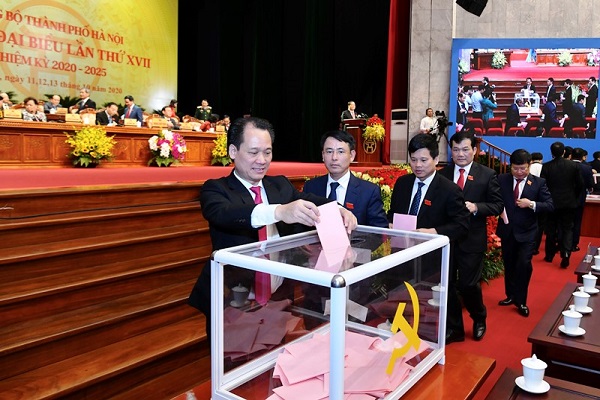 Các đại biểu bỏ phiếu bầu BCH Đảng bộ thành phố Hà Nội khóa 17, nhiệm kỳ 2020 - 2025