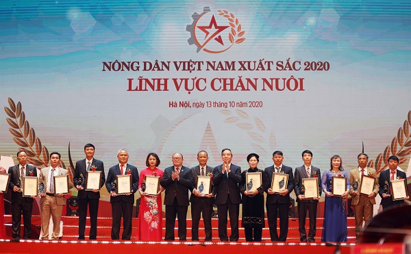 Trưởng ban Kinh tế Trung ương, Nguyễn Văn Bình và Chủ tịch Hội Nông dân Việt nam, Thào Xuân Sùng trao tặng bằng khen cho những nông dân Việt Nam xuất sắc năm 2020 lĩnh vực chăn nuôi