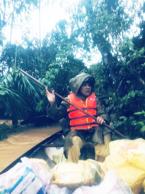 ... chèo thuyền đicứu trợ người dân tại phường Vỹ Dạ- Huế