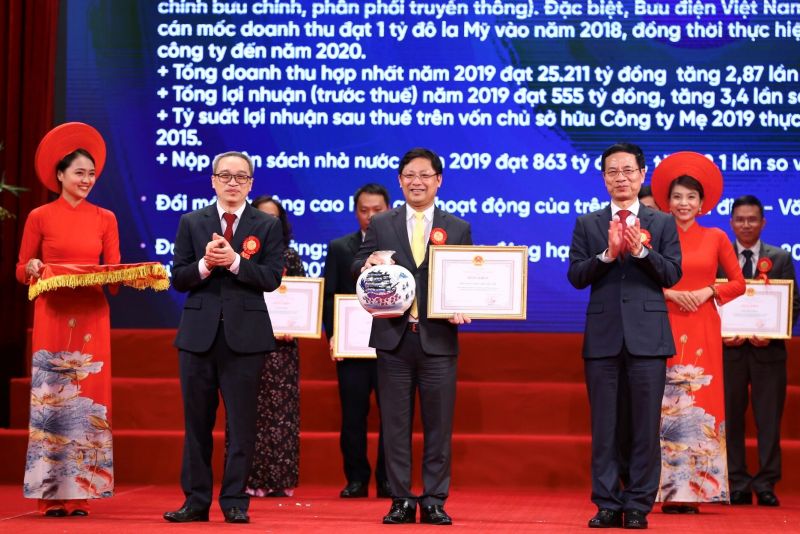 Tổng giám đốc Chu Quang Hào đại diện Tổng công ty Bưu điện Việt Nam nhận Bằng khen và phần thưởng vinh danh