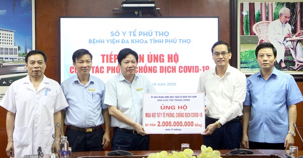Phú Thọ: Trao tiền hỗ trợ phòng chống dịch bệnh Covid-19