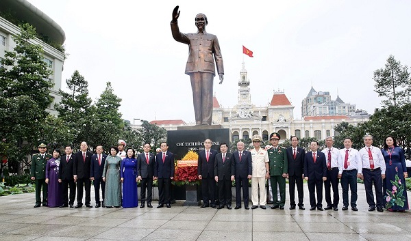 Đoàn đại biểu dâng hương tại công viên tượng đài Chủ tịch Hồ Chí Minh ở đường Nguyễn Huệ.