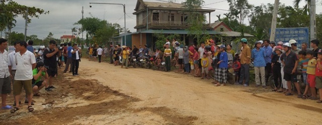 hàng trăm người dân và thân nhân những người bị nạn đang chờ tin tại trụ sở UBND xã Phong Xuân (huyện Phong Điền, tỉnh TT Huế)