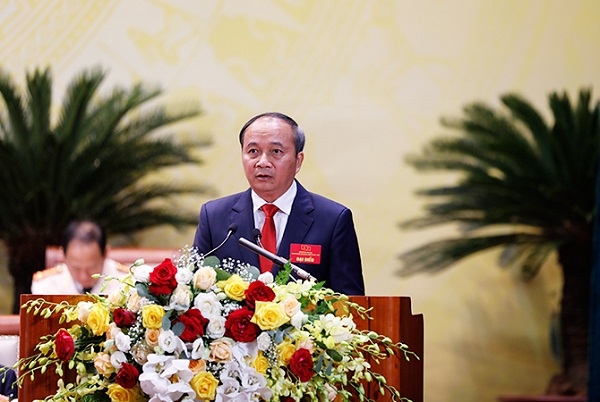 Chủ tịch UBND tỉnh Nguyễn Văn Trì trình bày Báo cáo chính trị của Ban Chấp hành Đảng bộ tỉnh trình Đại hội