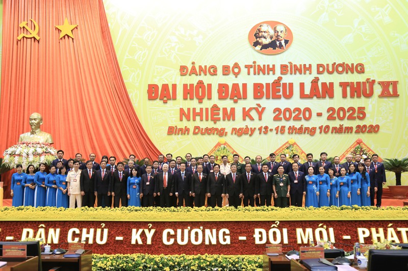 Các đại biểu chụp hình lưu niệm với ông Võ Văn Thưởng và ông Nguyễn Minh Triết, nguyên Chủ tịch nước (Ảnh: Xuân Thi).