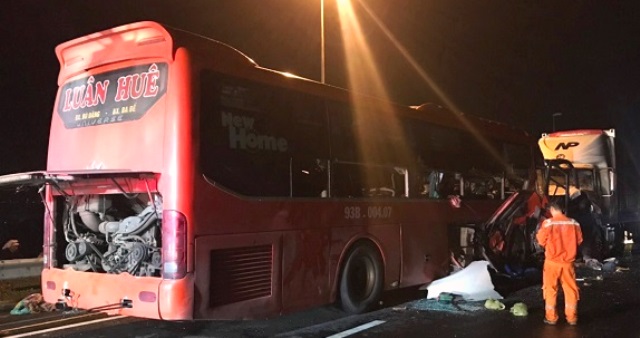 Xe kh&aacute;ch v&agrave; xe đầu k&eacute;o d&iacute;nh chặt nhau sau vụ tai nạn.