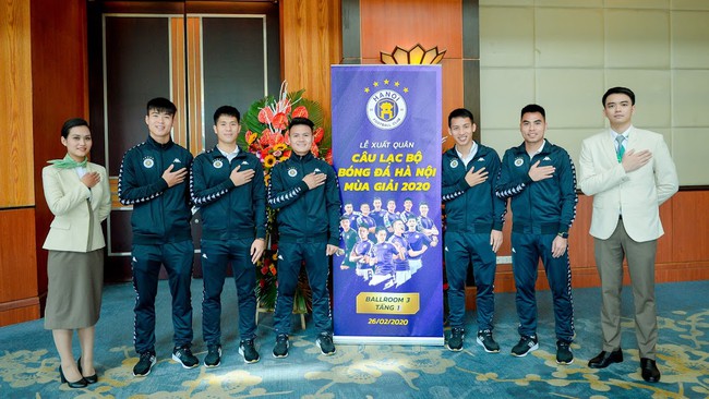Các cầu thủ của CLB Bóng đá Hà Nội chụp cùng tiếp viên hàng không Bamboo Airways.