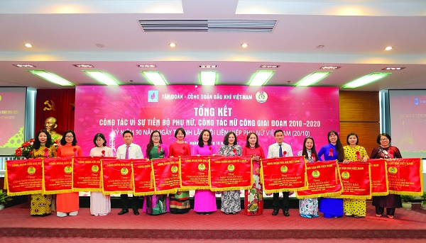 Ban nữ công PV GAS nhận khen thưởng 10 năm phong trào nữ công của Công đoàn Dầu khí Việt Nam