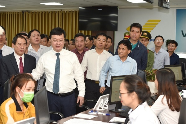 Lãnh đạo tỉnh Nghệ An tham quan, gặp gỡ cán bộ Trung tâm phục vụ hành chính công