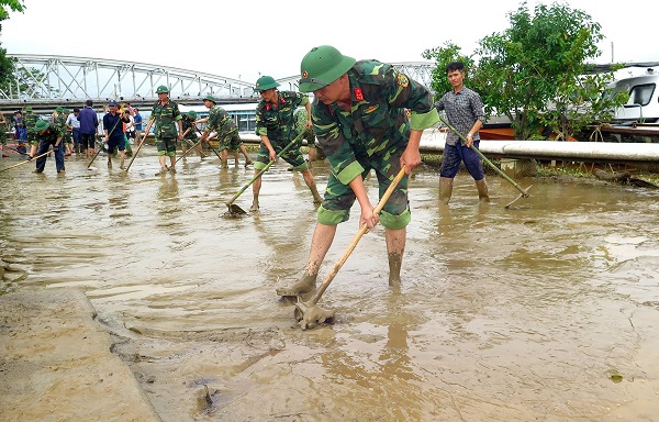 Cán bộ, chiến sĩ cùng người dân khẩn trương dọn vệ sinh sau mưa lũ tại Thừa Thiên Huế