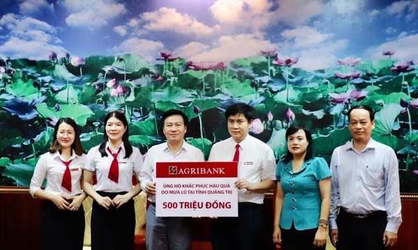 Đại diện Agribank Quảng Trị trao số tiền Agribank ủng hộ đồng bào bị ảnh hưởng lũ lụt tại tỉnh Quảng Trị