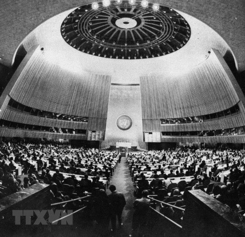 Phiên khai mạc Kỳ họp thứ 32 Đại hội đồng Liên hợp quốc tại New York (Mỹ) ngày 20/9/1977 thông qua Nghị quyết công nhận Việt Nam là thành viên của Liên hợp quốc.