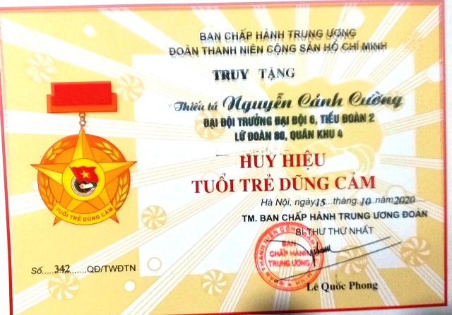 Huy hiệu Tuổi trẻ Dũng cảm được trao tặng cho thiếu tá Nguyễn Cảnh Cường