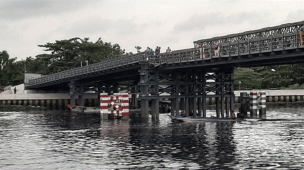 TP.HCM: Thông tin việc cầu sắt An Phú Đông bị sà lan tông lệch nhịp