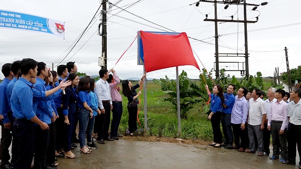 C&aacute;c đại biểu thực hiện nghi thức kh&aacute;nh th&agrave;nh c&ocirc;ng tr&igrave;nh.