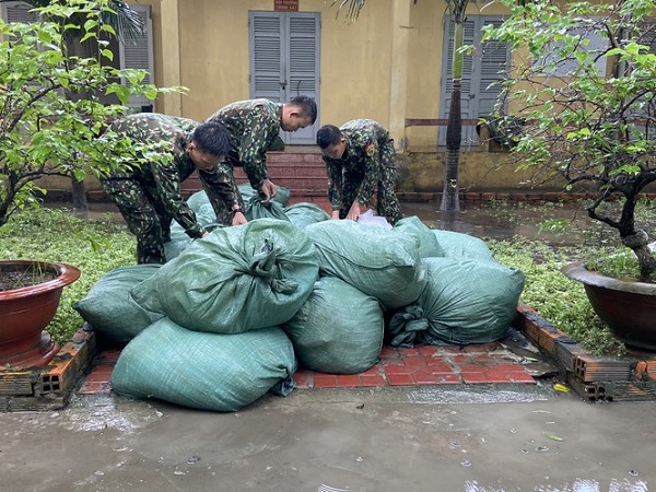 Bắt giữ 1 tấn đường cát nhập lậu được vận chuyển bằng chiêu thức thả trôi theo nước lũ