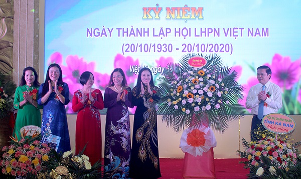 Ph&oacute; chủ tịch UBND tỉnh Phan Trọng Tấn đ&atilde; tặng hoa ch&uacute;c mừng Hội nữ doanh nh&acirc;n tỉnh Ph&uacute; Thọ.