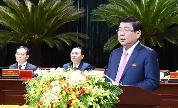 Ông Nguyễn Thành Phong xin ý kiến đại hội về điều chỉnh chỉ tiêu phát triển của nhiệm kỳ 2020-2025.
