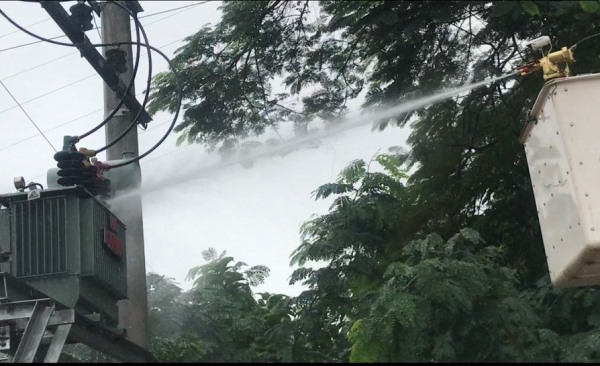 PC Nghệ An với sáng kiến tay robot điều khiển từ xa vệ sinh cách điện bằng nước áp lực cao