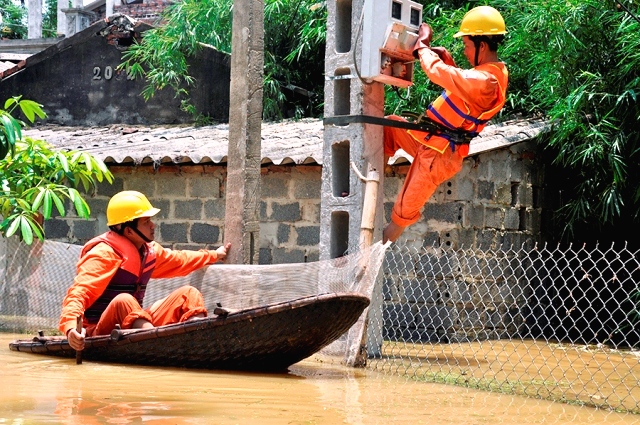 Công nhân ngành điện buộc phải tiến hành cắt điện các địa phương ngập nước để bảo đảm an toàn
