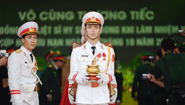 Thừa Thiên Huế: Lễ viếng, truy điệu và di quan 13 cán bộ, chiến sĩ hy sinh khi tìm kiếm cứu nạn ở Rào Trăng 3