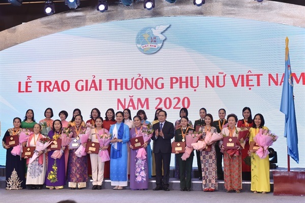 Chủ tịch UB MTTQ Việt Nam Trần Thanh Mẫn và bà Hà Thị Nga trao bằng khen cho tập thể và cá nhân đoạt Giải thưởng Phụ nữ Việt Nam 2020