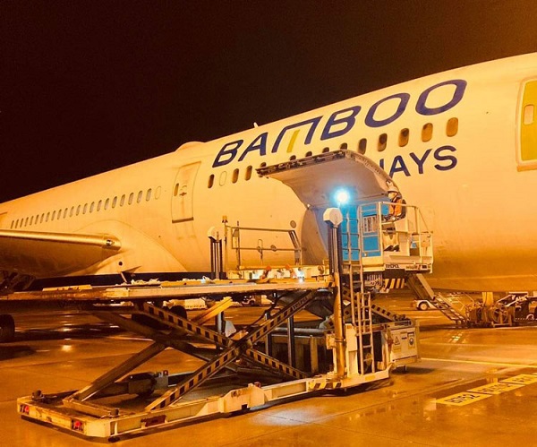 Bamboo Airways vận chuyển miễn phí hàng cứu trợ đến các tỉnh miền Trung