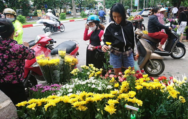 Gần đến 20/10, giá hoa tươi tăng mạnh