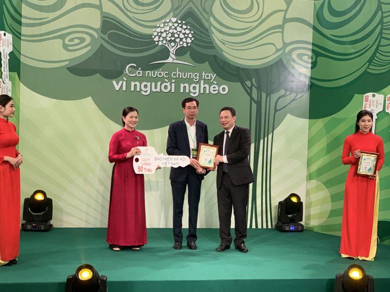 BHXH Việt Nam chung tay ủng hộ Quỹ Vì người nghèo