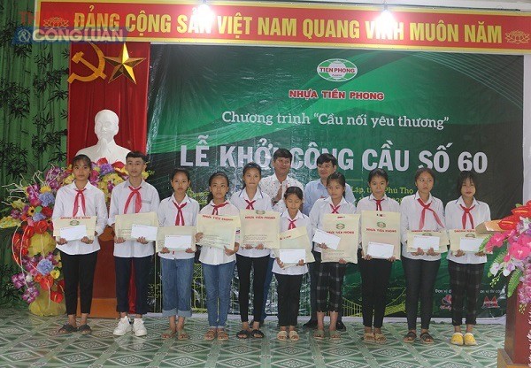 Ông Chu Văn Phương, Tổng Giám đốc Công ty CP Nhựa Thiếu niên Tiền Phong trao tặng học bổng cho các em học sinh tiểu học có hoàn cảnh khó khăn trên địa bàn