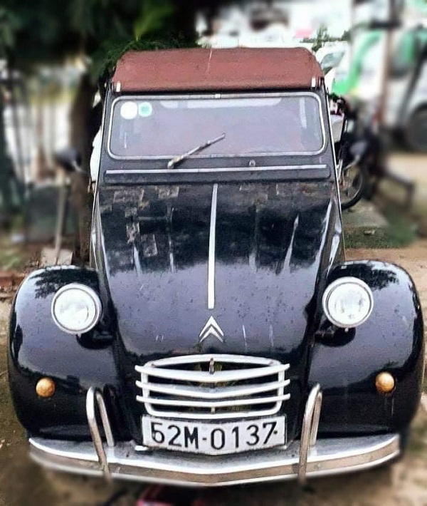 Chiếc xe cổ Citroel của NSND Út Trà Ôn.