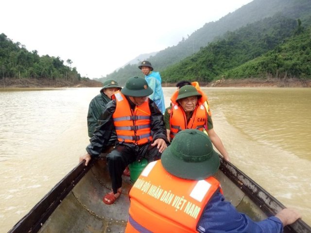 Đoàn công tác đang khảo sát tìm kiếm trên sông Rào Trăng