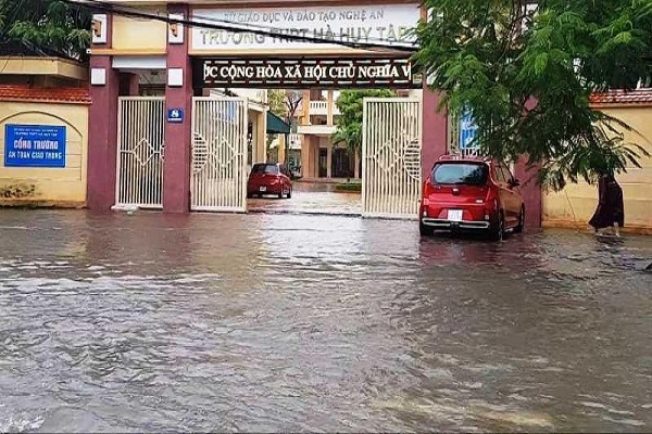Nghệ An: Mưa lớn khiến nhiều trường phải cho học sinh nghỉ