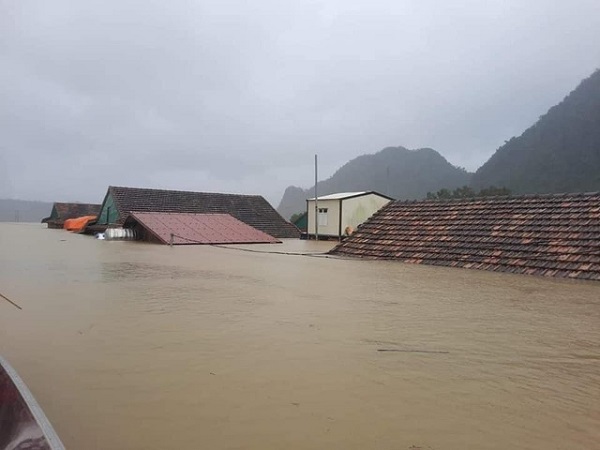 Nước lũ lên cao đã gây ngập gần 80.000 nhà dân tại Quảng Bình