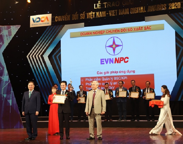 Phó Tổng Giám đốc Nguyễn Đức Thiện - Đại diện EVNNPC nhận giải thưởng.
