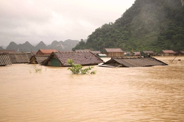 Lũ lụt gây thiệt hại nghiêm trọng ở miền Trung