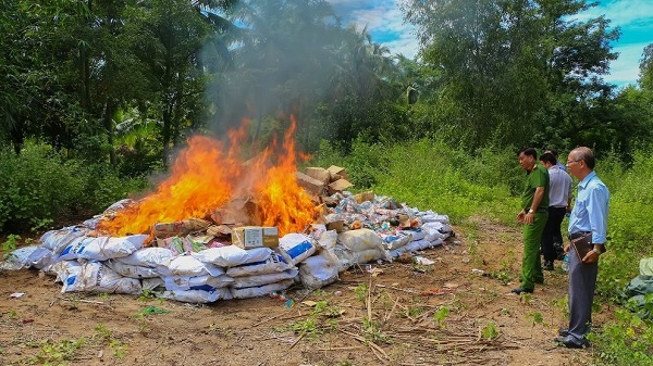 Vĩnh Long: Tiêu hủy gần 15.000 sản phẩm hàng hóa nhập lậu