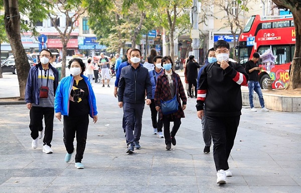 TP.HCM và Hà Nội tiếp tục bắt buộc đeo khẩu trang